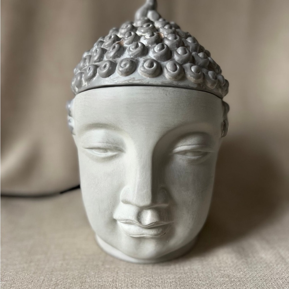 Very rare ‘retired ‘ still in unopened box . Bali scentsy warmer